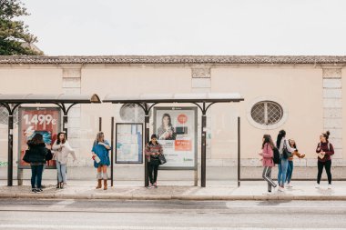 Lisbon, 18 Haziran 2018: Gençler taşıma için bekleyen otobüs durağında. Sıradan şehir hayatı