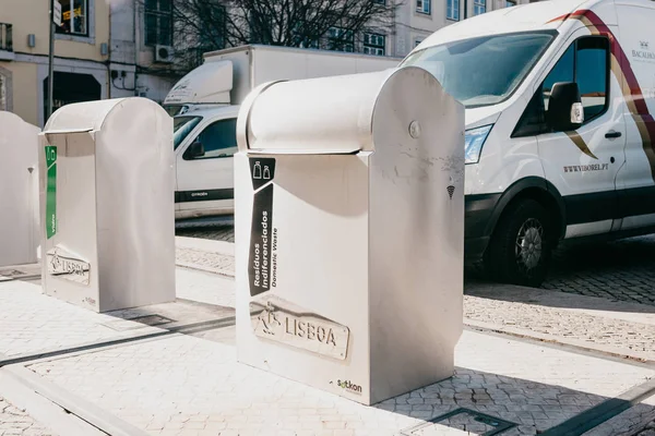 Lisbon, 18 Haziran 2018: Sokakta bir modern akıllı çöp tenekesi. Sonraki bertarafı için Avrupa'nın atık toplama. Çevre dostu atık toplama