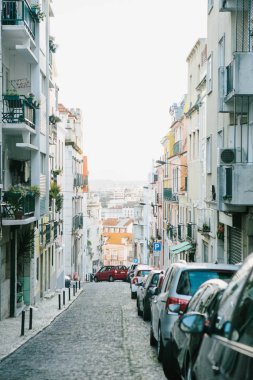 Lisbon, 1 Mayıs 2018: sıradan bir şehir konut ile sokak. Avrupa'nın normal bir hayat. Araba Park