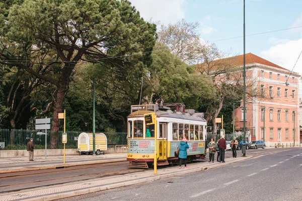 Lisboa, 18 de junio de 2018: Un viaje en tranvía tradicional amarillo a la antigua en la calle de la ciudad — Foto de Stock