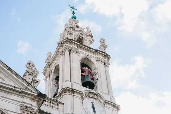 Catedral da Basílica da Estrela em Lissbon, Portugal. Catedral católica e cristianismo ocidental. Vista arquitetônica no centro histórico em estilo barroco e classicismo — Fotografia de Stock