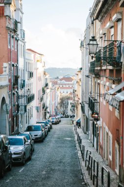 Lisbon, 1 Mayıs 2018: sıradan bir şehir konut ile sokak. Avrupa'nın normal bir hayat. Araba Park