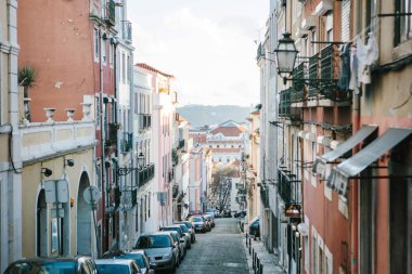 Lisbon, 1 Mayıs 2018: sıradan bir şehir konut ile sokak. Avrupa'nın normal bir hayat. Araba Park