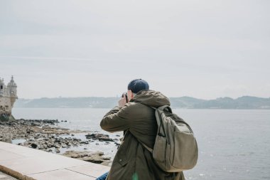 Profesyonel bir fotoğrafçı ya da bir genç erkek turist fotoğrafları Lizbon Portekiz manzaraları