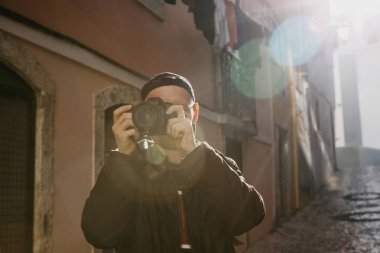 Bir sokak fotoğrafçı ya da genç bir adam Lizbon Portekiz otantik evlerde çekiyor. Bir profesyonel fotoğrafçı ya da bellek için fotoğraf çekmek turist