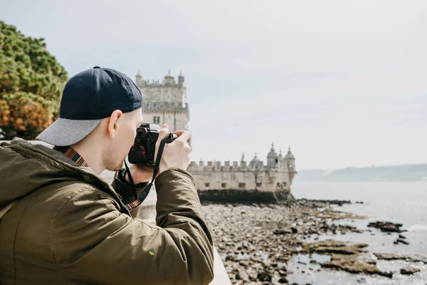Egy profi fotós, vagy egy fiatal férfi turista fényképész látnivalói, Lisszabon, Portugália — Stock Fotó