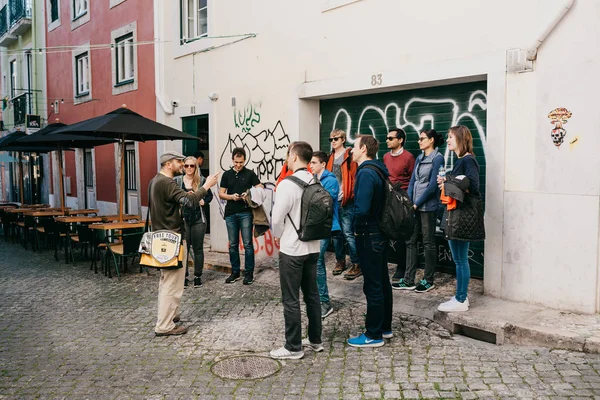 Lisbon, June 18, 2018: A guide from local residents tells tourists on a free tour of the sights of the city. Free tour from locals — Stock Photo, Image