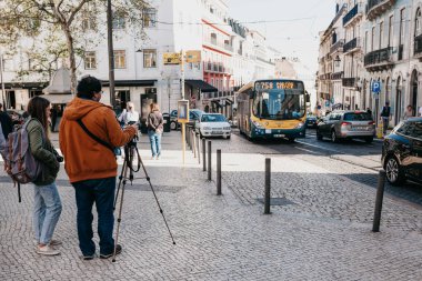 Portekiz, Lizbon, 1 Mayıs 2018: Fotoğrafçı şehir manzarası ve araçlar şehir etrafında hareket çekiyor. Sıradan şehir hayatı
