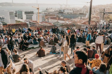 Lisbon, 01 Mayıs 2018: pek çok gencin yerel halkın, turistlerin ve göçmenlerin bir toplantı olan şehir uyanık platformda yer gençler ve aralarındaki iletişim