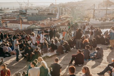 Lisbon, 01 Mayıs 2018: pek çok gencin yerel halkın, turistlerin ve göçmenlerin bir toplantı olan şehir uyanık platformda yer gençler ve aralarındaki iletişim