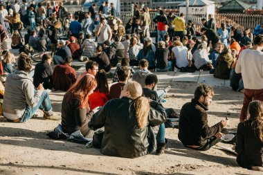 Lisbon, 01 Mayıs 2018: pek çok gencin yerel halkın, turistlerin ve göçmenlerin bir toplantı olan şehir uyanık platformda yer gençler ve aralarındaki iletişim