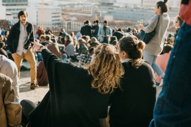 Lisbon, 01 Mayıs 2018: pek çok gencin yerel halkın, turistlerin ve göçmenlerin bir toplantı olan şehir uyanık platformda yer gençler ve aralarındaki iletişim