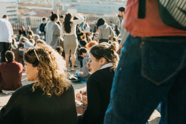 Lisbon, 01 Mayıs 2018: pek çok gencin yerel halkın, turistlerin ve göçmenlerin bir toplantı olan şehir uyanık platformda yer gençler ve aralarındaki iletişim