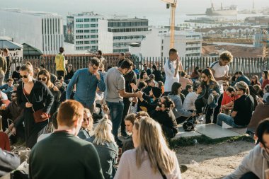 Lisbon, 01 Mayıs 2018: pek çok gencin yerel halkın, turistlerin ve göçmenlerin bir toplantı olan şehir uyanık platformda yer gençler ve aralarındaki iletişim