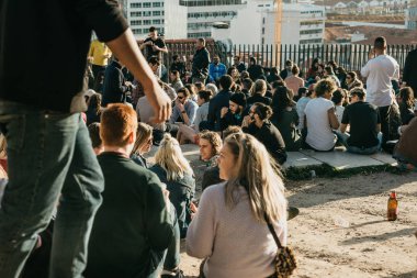 Lisbon, 01 Mayıs 2018: pek çok gencin yerel halkın, turistlerin ve göçmenlerin bir toplantı olan şehir uyanık platformda yer gençler ve aralarındaki iletişim