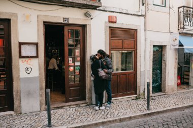 Portekiz, Lizbon, 1 Mayıs 2018: Genç Afrikalı-Amerikalılar ya da Afrikalı bir adam ve bir kız bir şehir sokak öpüşme vardır. Toplantı veya ayrılık, derin duygular