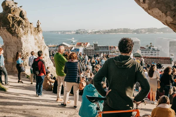 Lisszabon, 2018. május 01.: sok fiatal, a helyi emberek, a turisták és a migránsok, a város kilátó platform, amely egy ülése helyezzük, a fiatalok és a közöttük zajló kommunikáció — Stock Fotó
