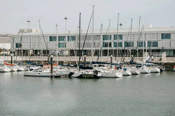 Portugal, Lisboa, 1 de mayo de 2018: Club náutico en la zona de Belem, cerca del paseo marítimo. Muchos yates están en el puerto — Foto de Stock