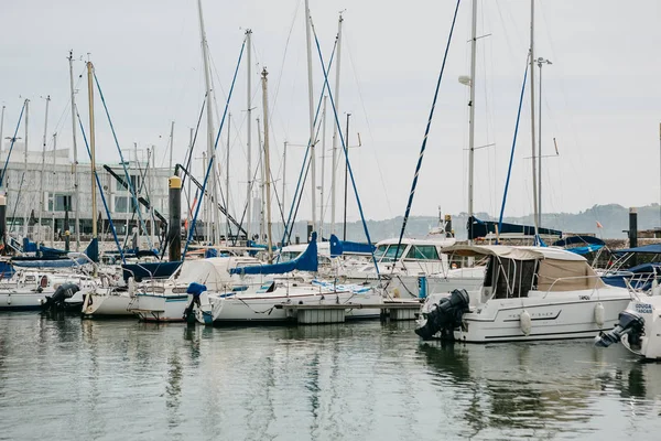 Portugal, Lisboa, 1 de mayo de 2018: Club náutico en la zona de Belem, cerca del paseo marítimo. Muchos yates están en el puerto — Foto de Stock