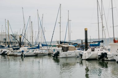 Portekiz, Lizbon, 1 Mayıs 2018: yat kulübü limanda yakın Belem alanda. Birçok yat limanında vardır