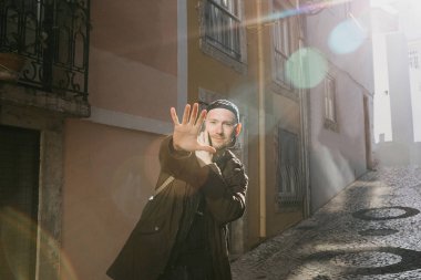 Evet ve onun el işaretiyle gösterilen turist Portekiz'de Lizbon sokakta genç adam