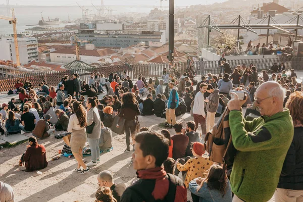 Lisbon, 01 May 2018: Many young people of local people, tourists and migrants on the city lookout platform which is a meeting place for young people and communication between them — Stock Photo, Image