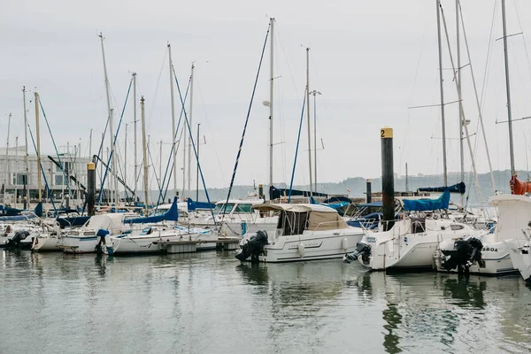 Portekiz, Lizbon, 1 Mayıs 2018: yat kulübü limanda yakın Belem alanda. Birçok yat limanında vardır