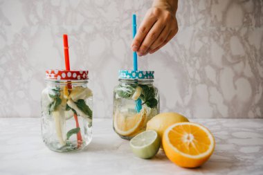 Ev yapımı narenciye limonata veya meyve suyu veya bir kavanoza mojito. Narenciye içki.