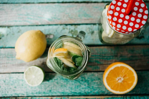 Limonata di agrumi fatta in casa o succo di frutta o mojito in un barattolo su una superficie di legno. Bevanda da agrumi . — Foto Stock