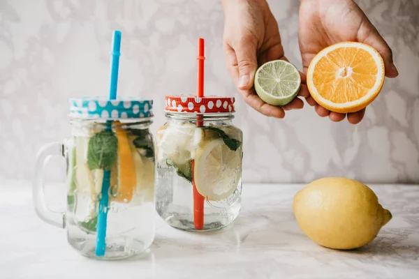 Ev yapımı narenciye limonata veya meyve suyu veya bir kavanoza mojito. Narenciye içki.