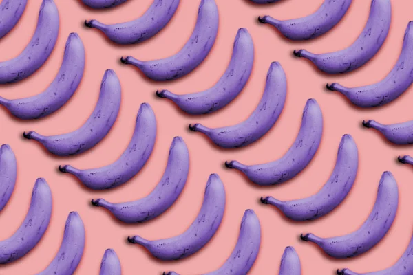 핑크 바탕에 자주색 초현실적인 스타일 바나나에 창의적인 아이디어 — 스톡 사진