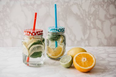 Ev yapımı narenciye limonata veya meyve suyu veya bir kavanoza mojito. Narenciye içki.