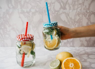 Ev yapımı narenciye limonata veya meyve suyu veya bir kavanoza mojito. Narenciye içki.