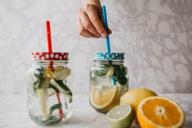 Ev yapımı narenciye limonata veya meyve suyu veya bir kavanoza mojito. Narenciye içki.