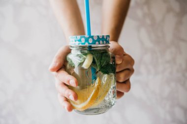 Ev yapımı narenciye limonata veya meyve suyu veya bir kavanoza mojito. Narenciye içki.