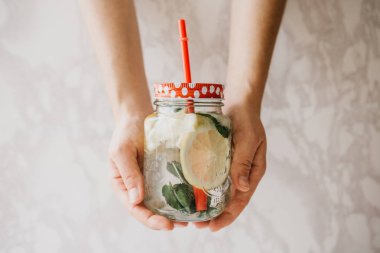 Ev yapımı narenciye limonata veya meyve suyu veya bir kavanoza mojito. Narenciye içki.