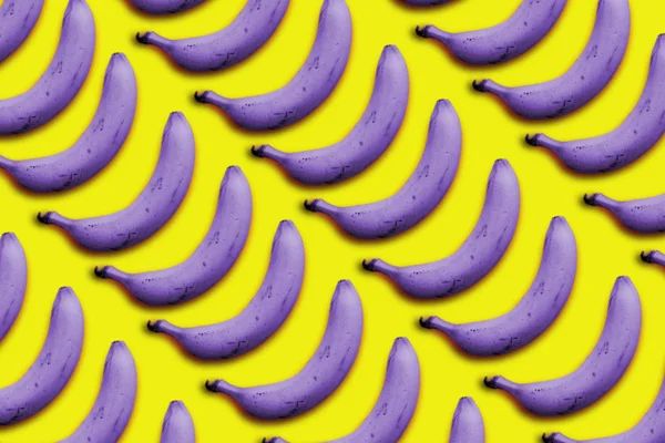 黄色の背景にシュールなスタイル紫バナナで創造的なアイデア — ストック写真