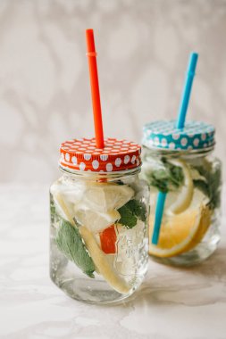 Ev yapımı narenciye limonata veya meyve suyu veya bir kavanoza mojito. Narenciye içki.