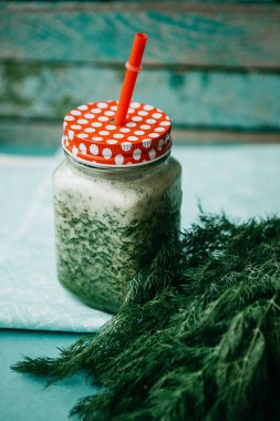 Vejetaryen yeşil karışımı sebze ve meyve kokteyli salatalık ve yeşil maydanoz ve dereotu