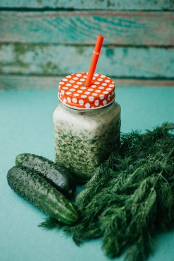 Vejetaryen yeşil karışımı sebze ve meyve kokteyli salatalık ve yeşil maydanoz ve dereotu