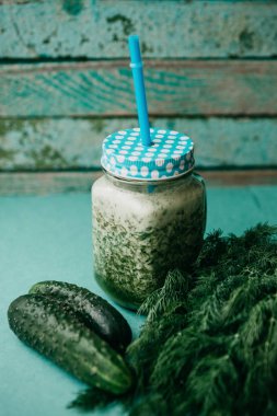 Vejetaryen yeşil karışımı sebze ve meyve kokteyli salatalık ve yeşil maydanoz ve dereotu