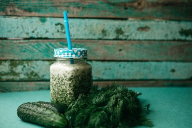 Vejetaryen yeşil karışımı sebze ve meyve kokteyli salatalık ve yeşil maydanoz ve dereotu