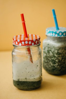 Vejetaryen yeşil karışımı sebze ve meyve kokteyli salatalık ve yeşil maydanoz ve dereotu