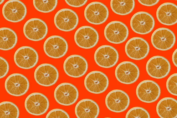 Muitas laranjas suculentas jazem na superfície colorida. Fundo laranja — Fotografia de Stock