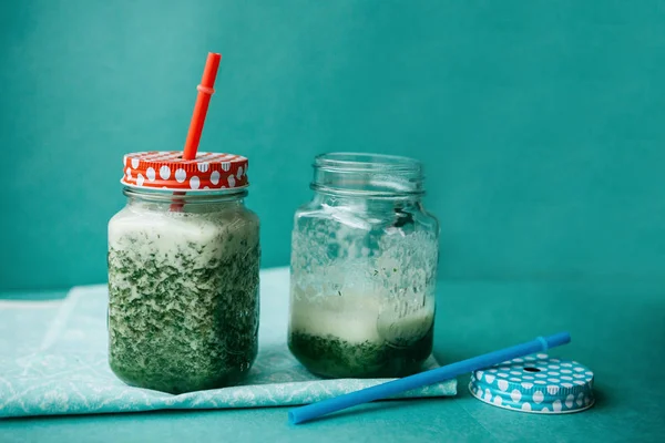 Vejetaryen yeşil karışımı sebze ve meyve kokteyli salatalık ve yeşil maydanoz ve dereotu