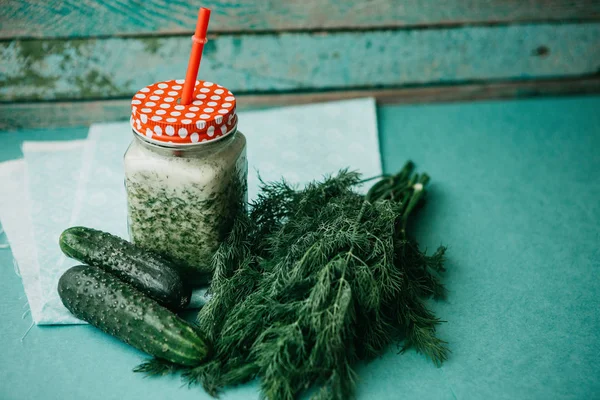 Vejetaryen yeşil karışımı sebze ve meyve kokteyli salatalık ve yeşil maydanoz ve dereotu