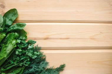 Ispanak, yeşil salata ve dereotu bir ahşap yüzeyde. Yeşiller karışımı. Sağlıklı gıdalar. Metin için yakındaki yer
