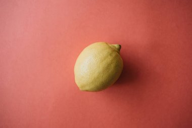Pembe bir arka plan üzerinde taze olgun sarı limon