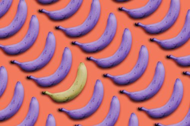 Pembe bir arka plan üzerinde yaratıcı fikir gerçeküstü tarzı mor muz içinde. Doğal renk ve diğerlerinden farklı bir muz