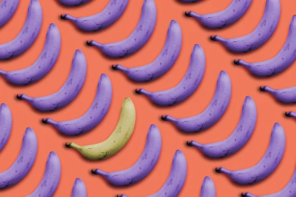 Pembe bir arka plan üzerinde yaratıcı fikir gerçeküstü tarzı mor muz içinde. Doğal renk ve diğerlerinden farklı bir muz